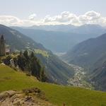 mutig steht die Kirche am Rand der mächtigen Felswand, die Hunderte Meter senkrecht abfällt zum Lago di Poschiavo