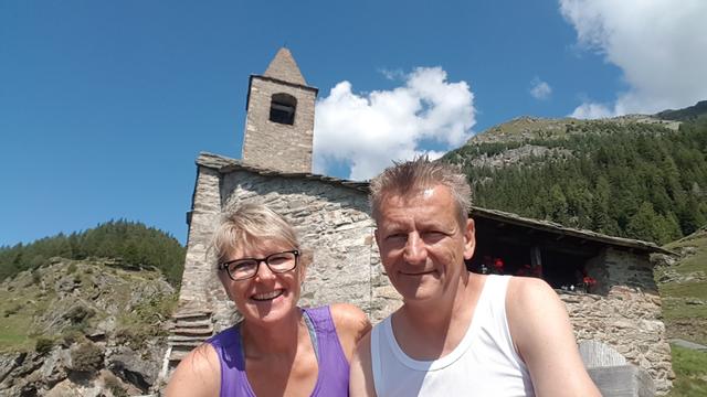 Erinnerungsfoto aufgenommen bei der Kirche San Romerio