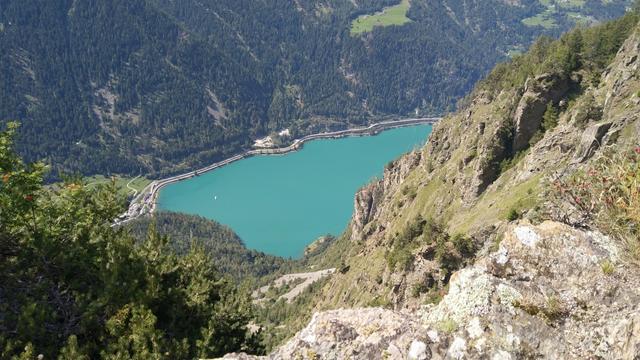 wir geniessen die Aussicht auf den tief unter uns liegende Lago di Poschiavo, und das mitgebrachte Essen