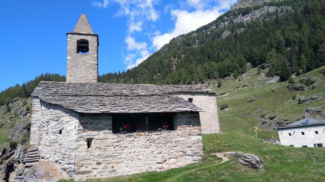 ...direkt neben der Kirche...