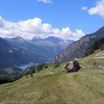 an den Häuser von Zavena Dafò 1424 m.ü.M. vorbei, bringt uns der Wanderweg auf eine Teerstrasse...