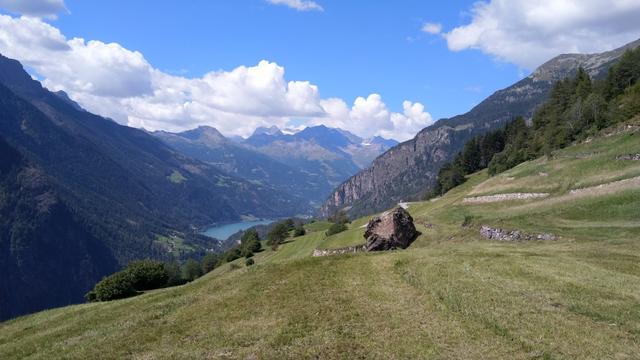 an den Häuser von Zavena Dafò 1424 m.ü.M. vorbei, bringt uns der Wanderweg auf eine Teerstrasse...