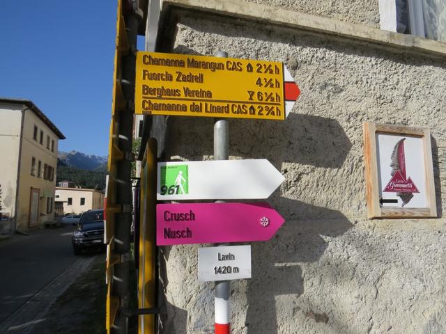 wir durchqueren den Dorfplatz. Beim Wegweiser ist unser Ziel die Chamonna dal Linard schon angeschrieben