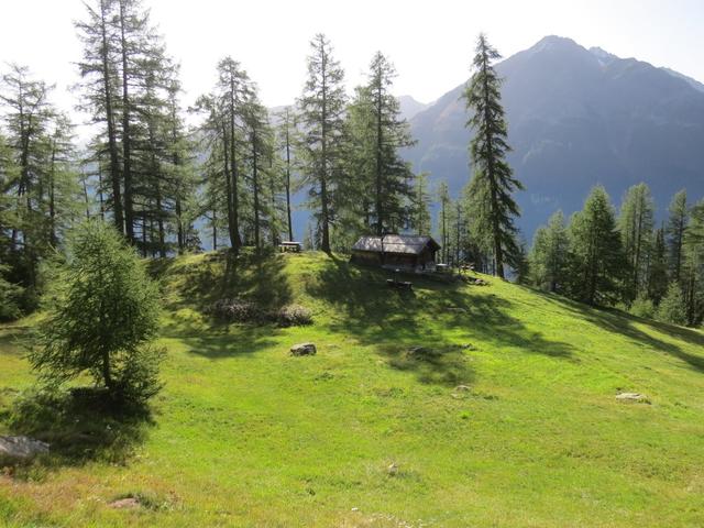 ..mit einer schönen Hütte, einem Brunnen, einem Holzkreuz...