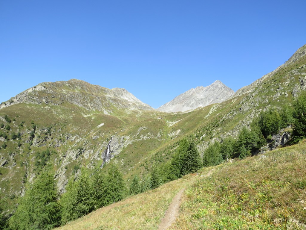 vor uns taucht in der Bildmitte die Chamonna dal Linard auf. Direkt oberhalb Piz Linard. Links der Piz Glims