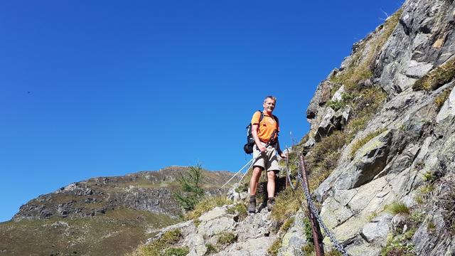 gerne nehmen wir die Kette in die Hand