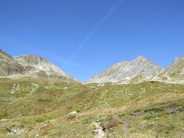 direkt vor uns der Piz Linard. Links von uns der Piz Glims