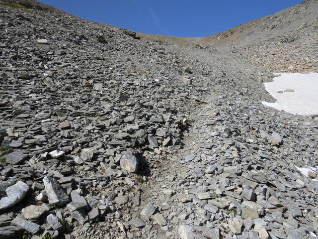 über nun wieder einen ersichtlichen Bergpfad...