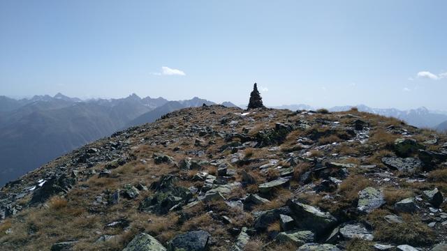 vor uns taucht der Steinmann auf, der den Gipfel des Piz Glims markiert