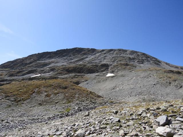 wir blicken hinauf zum langgezogenen Piz Glims