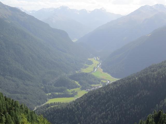 ...und geniessen die sehr schöne Aussicht auf das Unterengandin