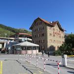 dank der Kabinenbahn von Motta Naluns neben dem Bahnhof der Rhätischen Bahn, im oberen Dorf von Scuol,...