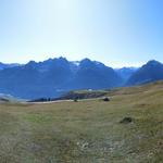 schönes Breitbildfoto mit Blick zur Talstation und zu den sogenannten Engadiner Dolomiten