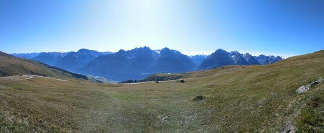 schönes Breitbildfoto mit Blick zur Talstation und zu den sogenannten Engadiner Dolomiten