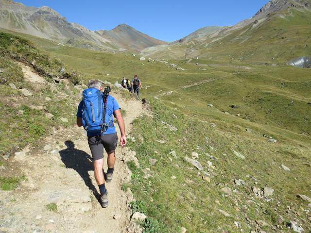 wo der Fahrweg flacher wird, zweigt links 2287 m.ü.M. ein Fussweg in die Wiesen ab, in den wir einbiegen