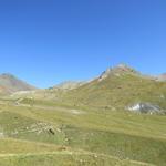 Blick zur Fuorcla Champatsch. Links vom Pass der Piz Nair, rechts der Piz Champatsch