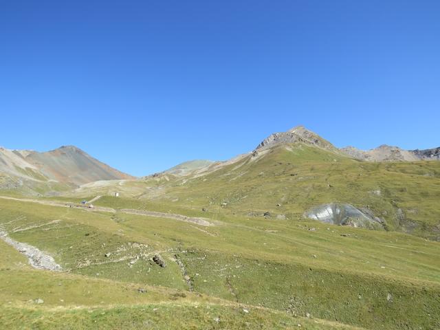 Blick zur Fuorcla Champatsch. Links vom Pass der Piz Nair, rechts der Piz Champatsch