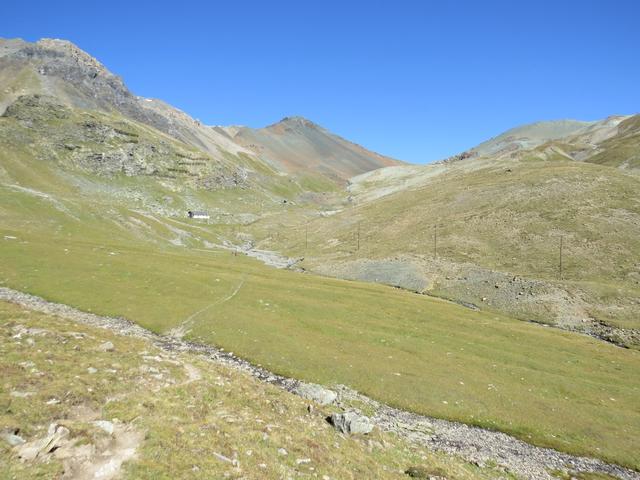 wir durchqueren das erste Bergtal, das Val Ruschna 2338 m.ü.M. Nach mal mässigem,...