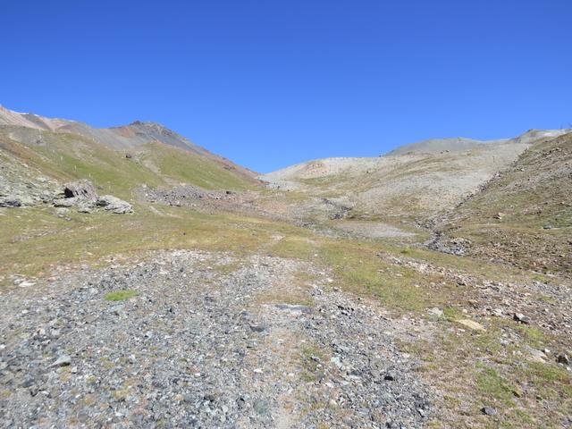 ...mal leichtem Anstieg 2412 m.ü.M. erreicht der Weg die Talstation eines Schlepplifts 2461 m.ü.M.