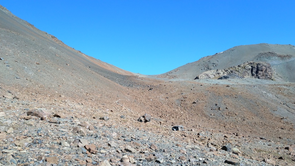 ...rostrote Mondlandschaft hinein, die auch immer wieder mit anderen mineralischen Farben durchsetzt ist