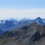 hinter dem Piz Clünas erheben sich die Engadiner Eisriesen der Bernina-Kette