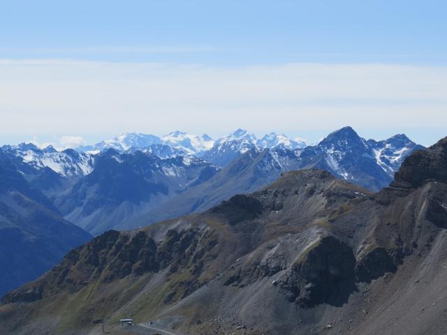 hinter dem Piz Clünas erheben sich die Engadiner Eisriesen der Bernina-Kette