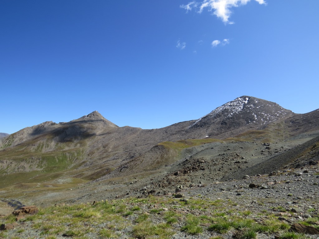 rechts von uns der Piz Soèr und ein bisschen weiter hinten der Piz Spadla