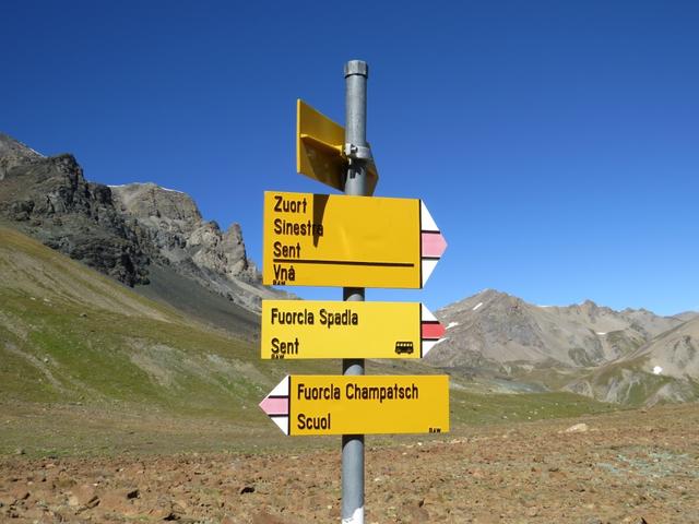 wir erreichen den ersten Talboden der Plan Tiral 2605 m.ü.M. und ein Wegweiser. Unser nächstes Ziel ist Zuort