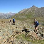 wir wandern geradeaus weiter durch das zweite Bergtal das Val Laver