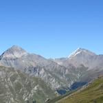 im Hintergrund dominieren zwei Gipfelpyramiden das Bild: links der Piz Tschütta, rechts der geröllübersäte...