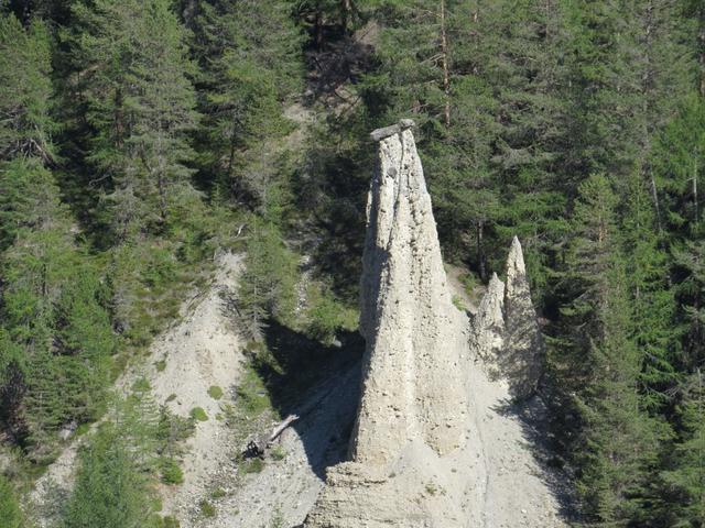 ...durch oben aufliegende Steinplatten vor der Erosion geschützt werden. Rutscht dieser Hut einmal herunter,...