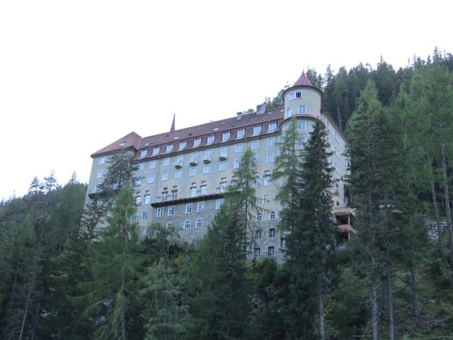 das imposante Gebäude das wie eine Burg inmitten der Wälder steht, wurde Anfang des 2o.Jh. für Trinkkuren erbaut