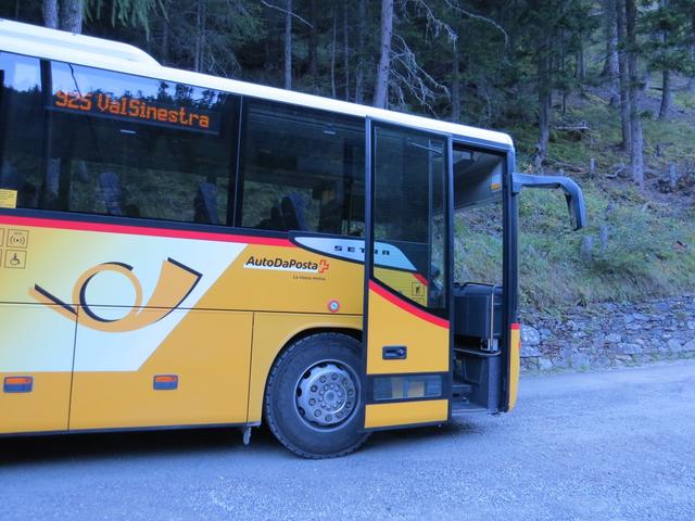 wir haben Glück wir müssen nicht lange warten und schon kommt das Postauto