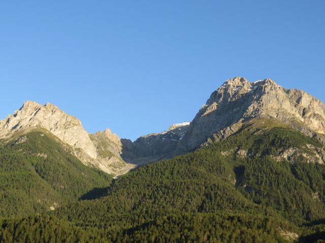 mit dem Postauto geht es, mit prächtiger Aussicht auf die Engadiner Dolomiten, zurück nach Scuol