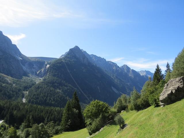 gut ersichtlich die Seilbahn zum Stausee. Sofort kommt uns die Wanderung zur Capanna da l'Albigna in den Sinn