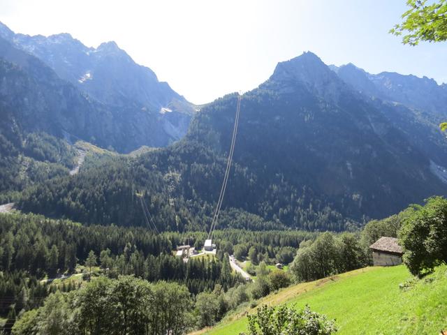 Blick auf die Talstation der Seilbahn die zum Albigna Stausee hinaufführt