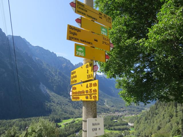 Wegweiser bei Roticcio. Bis Soglio folgen wir immer der Ausschilderung bzw. den Wegweiser nach Soglio