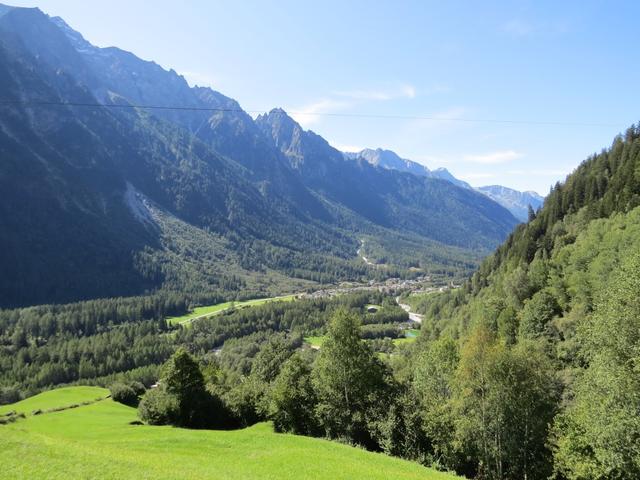 wir blicken in das Bergell (Val Bregaglia) und nach Vicosoprano