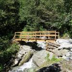 kurz nach Roticcio überqueren wir über eine Holzbrücke einen Wildbach, der durch das Val Mulina fliesst