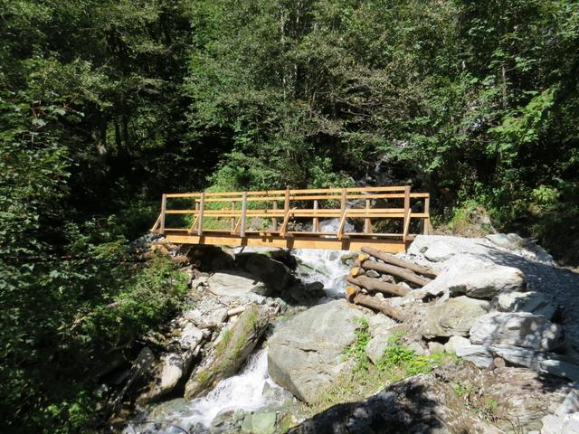 kurz nach Roticcio überqueren wir über eine Holzbrücke einen Wildbach, der durch das Val Mulina fliesst