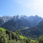 wir blicken auf die andere Talseite und bestaunen Piz Bregaglia, Casaccia, Cima dal Largh und Piz Bacun