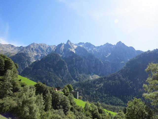 wir blicken auf die andere Talseite und bestaunen Piz Bregaglia, Casaccia, Cima dal Largh und Piz Bacun