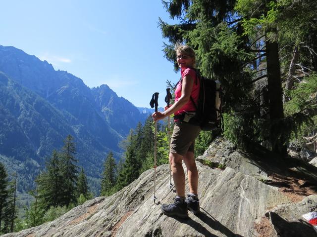 ...und meine Maus sind von der Wanderung begeistert. Steiler geht es nun durch den Wald aufwärts