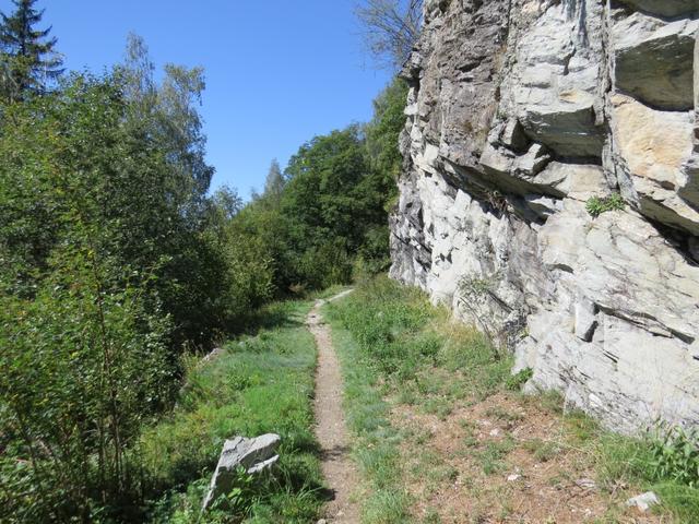 ... und es geht in ständigem Auf und Ab am Hang entlang