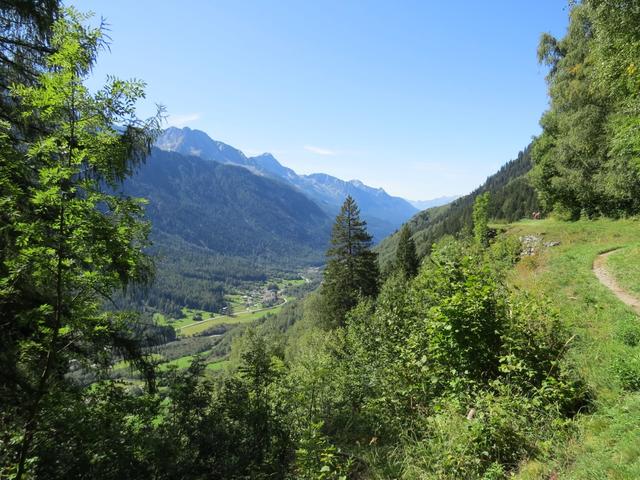 Tiefblick nach Vicosoprano und Borgonovoauf dessen Friedhof Mitglieder der Künstler-Familie Giacometti begraben sind