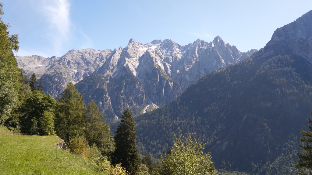 die überwältigende Aussicht hinüber zu den imposanten Granitbergen des Bergell ist einzigartig