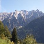 die überwältigende Aussicht hinüber zu den imposanten Granitbergen des Bergell ist einzigartig