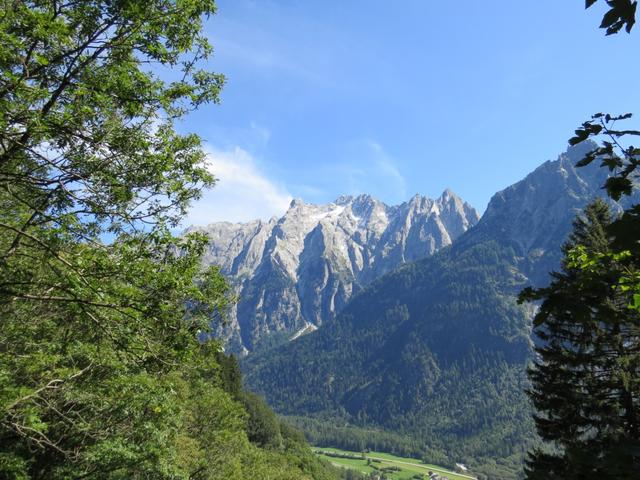 wir blicken zurück und auf die andere Talseite zur Casnil Gruppe