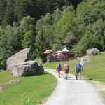 ...um auf der weiten Lichtung von Durbegia 1410 m.ü.M. den Kiosk Ristoro Munt Durbegia zu erreichen.