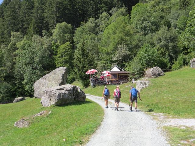 ...um auf der weiten Lichtung von Durbegia 1410 m.ü.M. den Kiosk Ristoro Munt Durbegia zu erreichen.